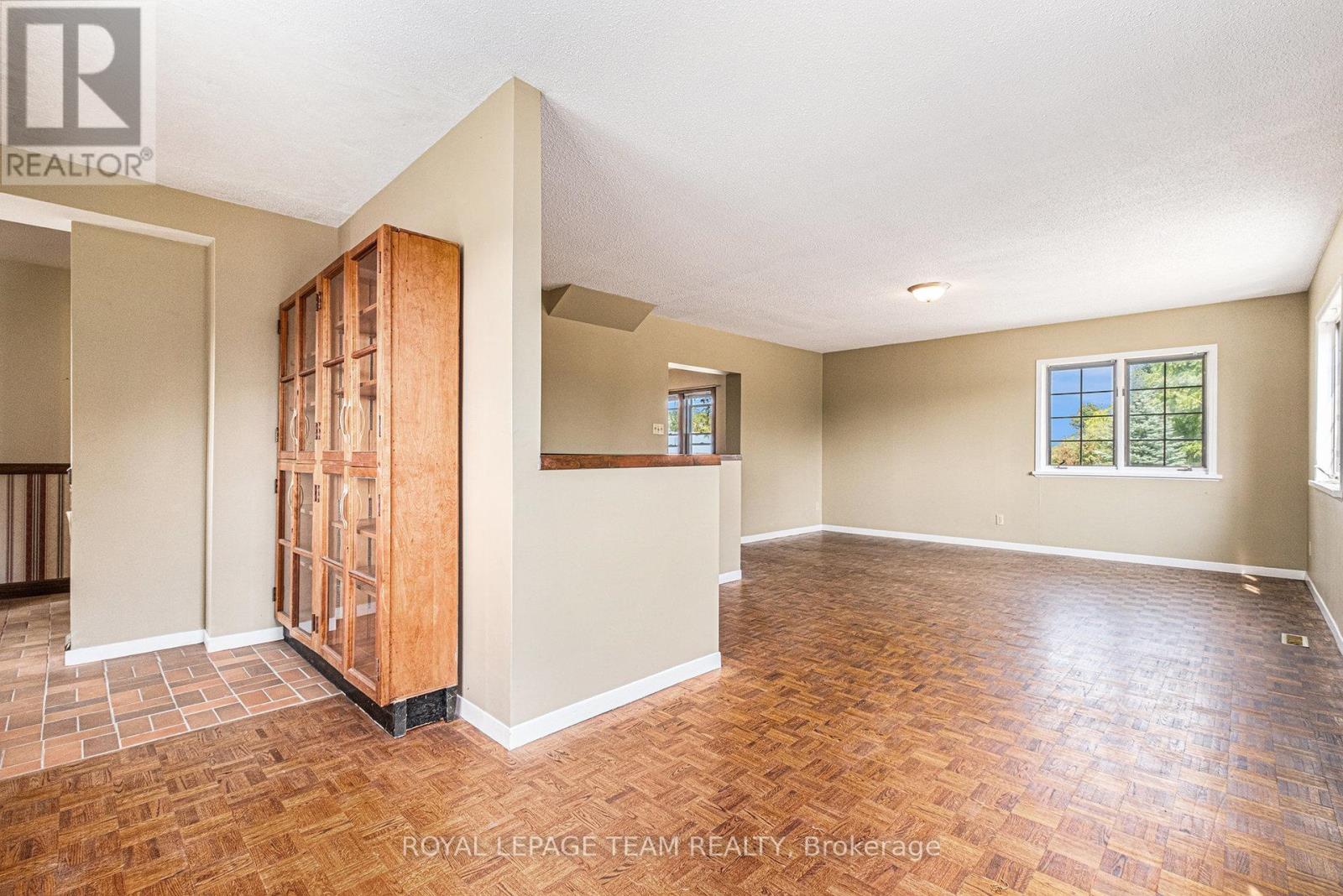6109 Fourth Line Road W