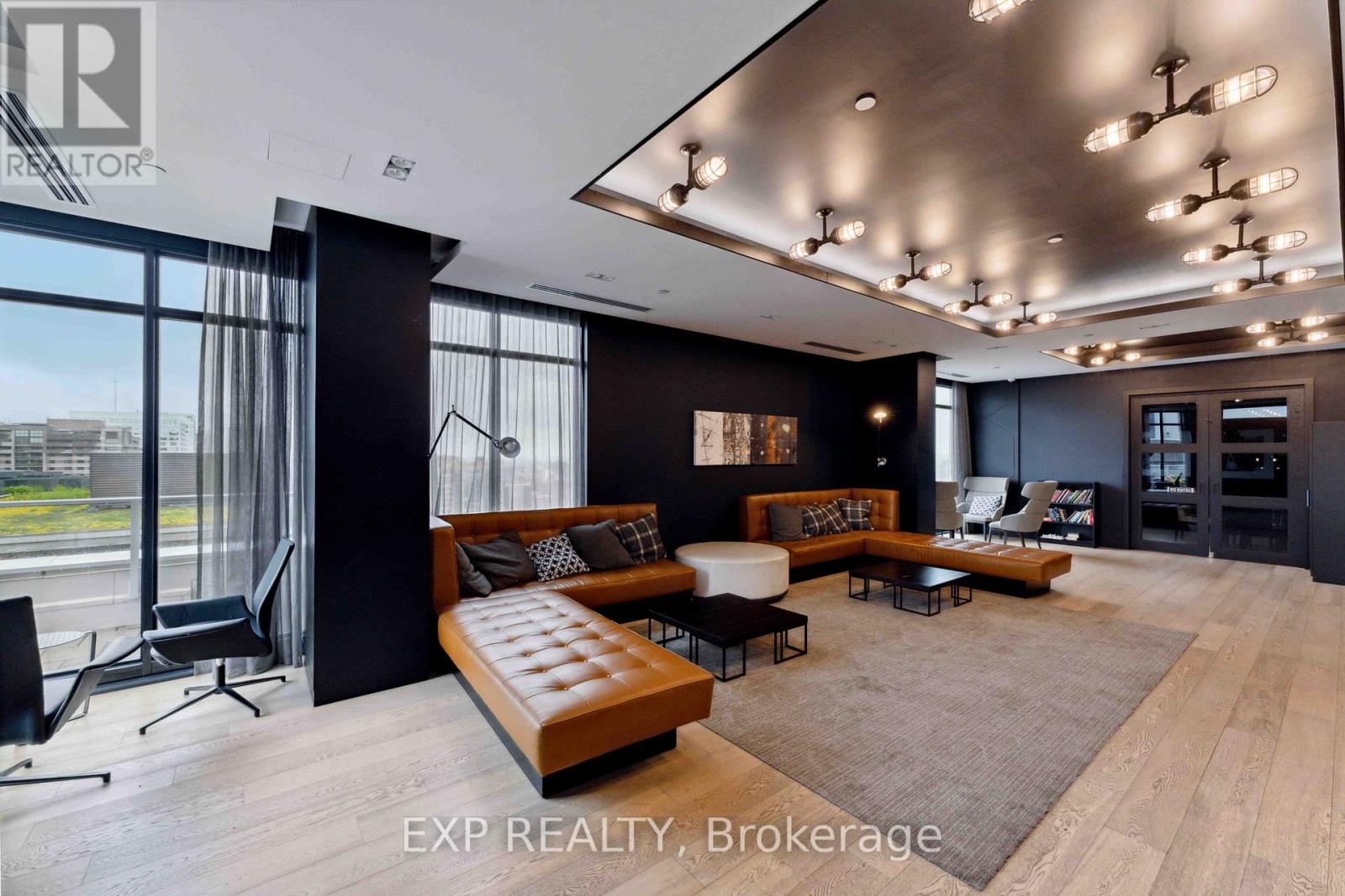 206 - 255 Bay Street