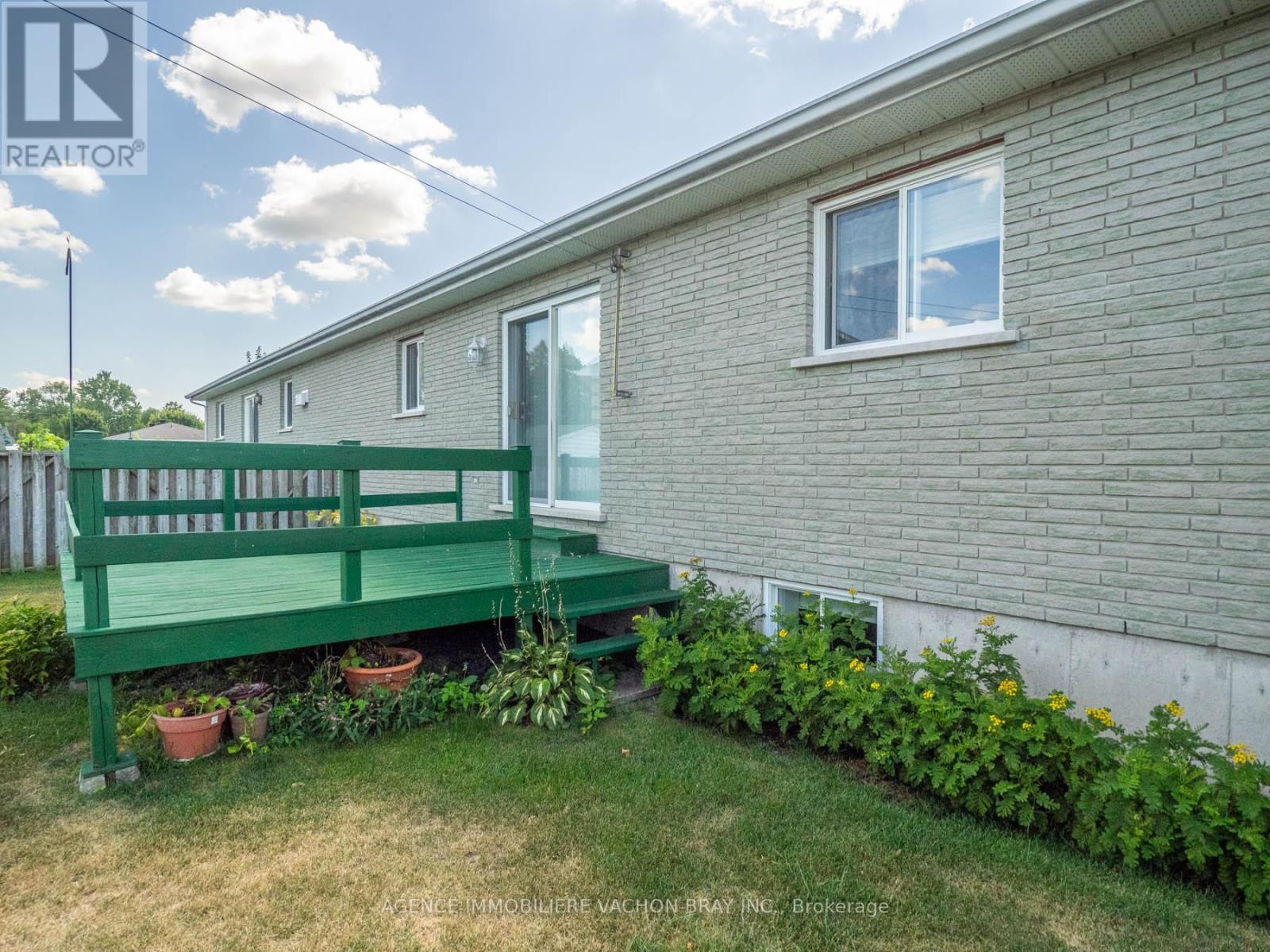 53 Sandfield Avenue N