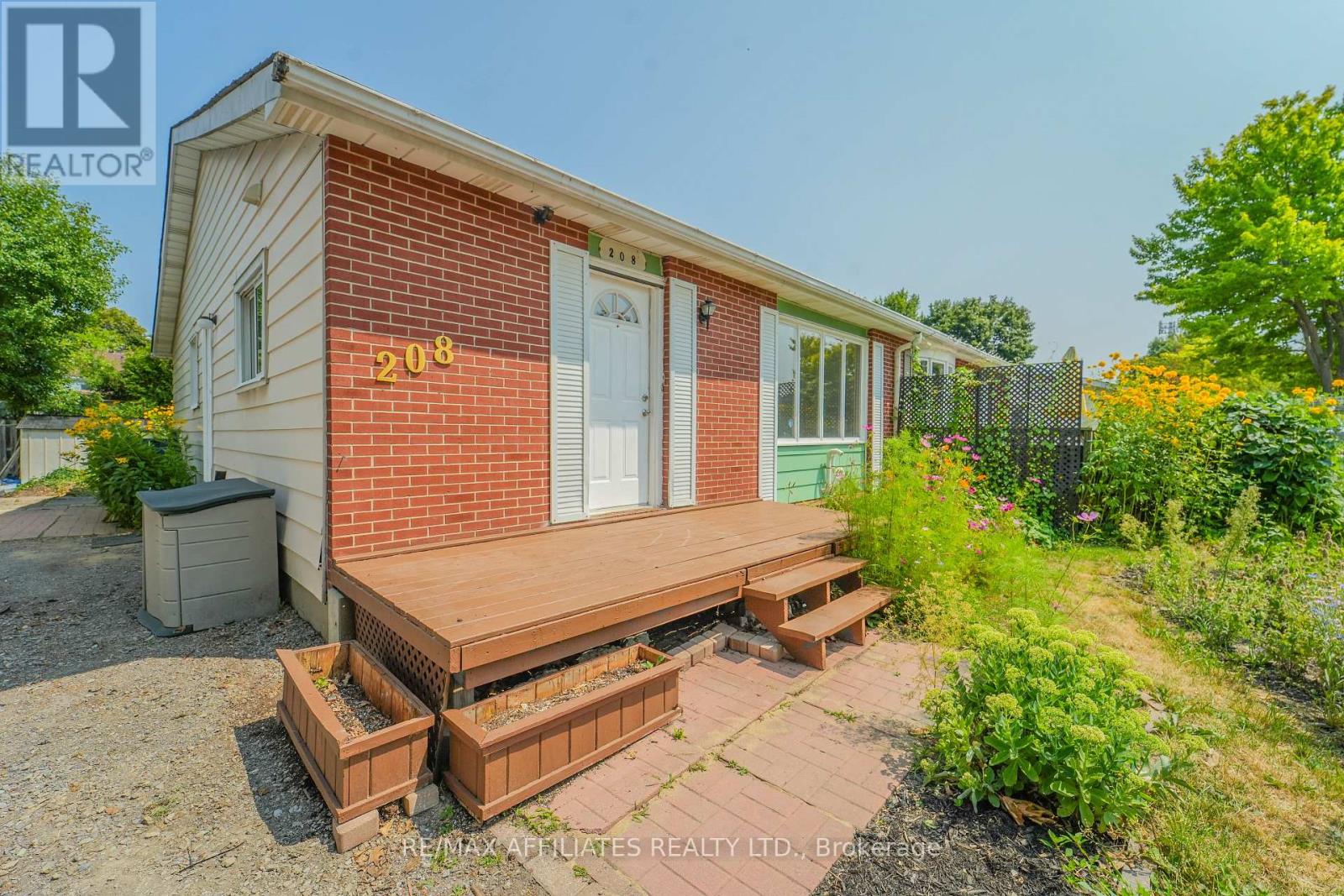 208 Old Colony Road E