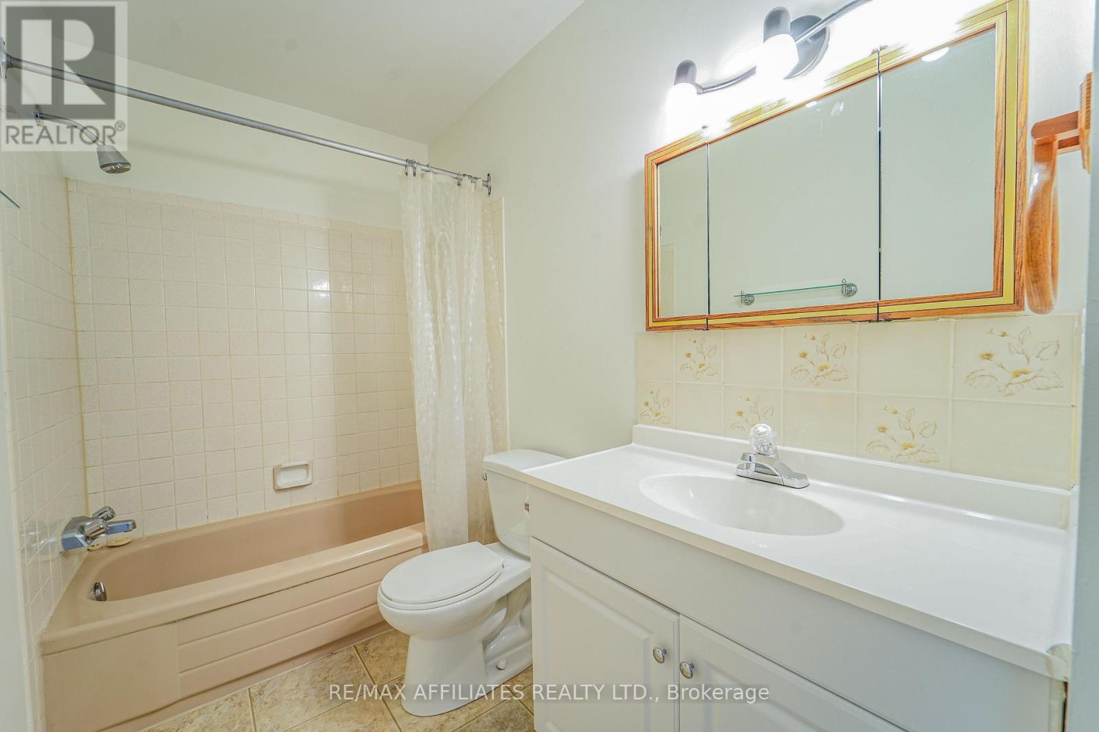 208 Old Colony Road E
