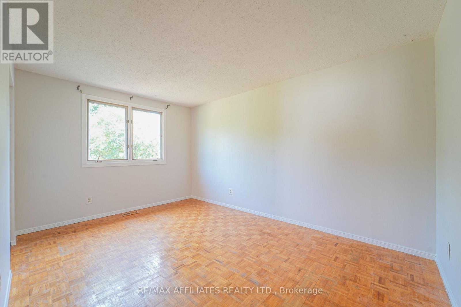 208 Old Colony Road E