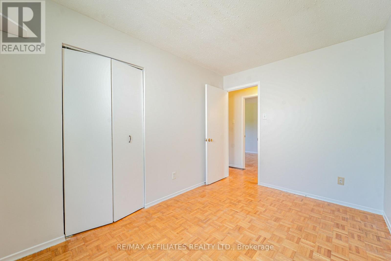 208 Old Colony Road E
