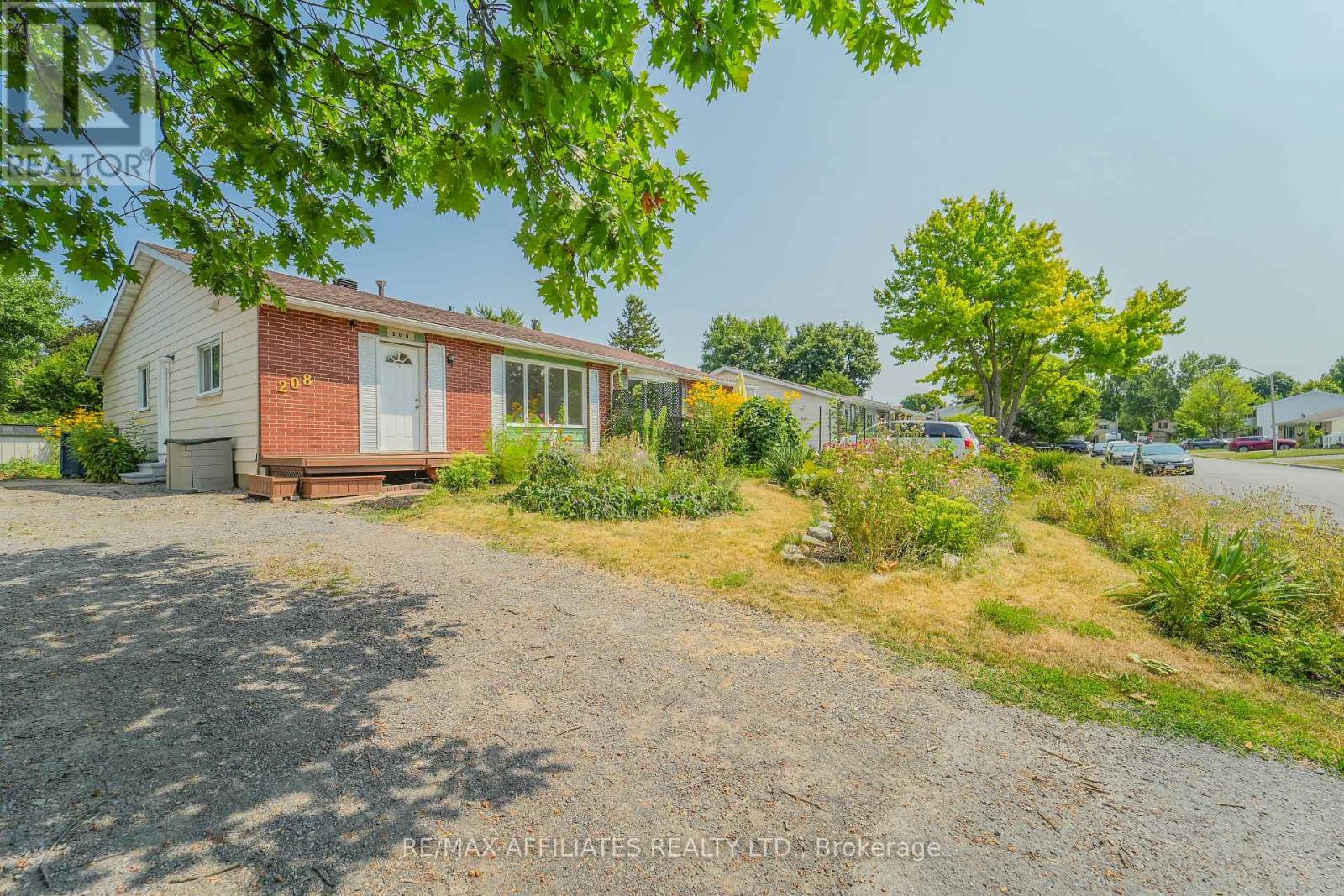 208 Old Colony Road E