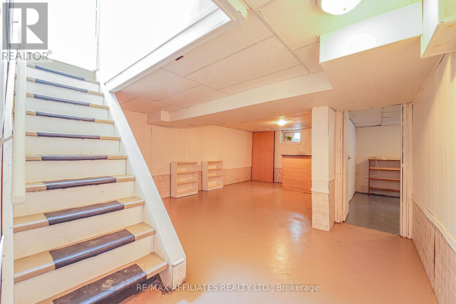 208 Old Colony Road E