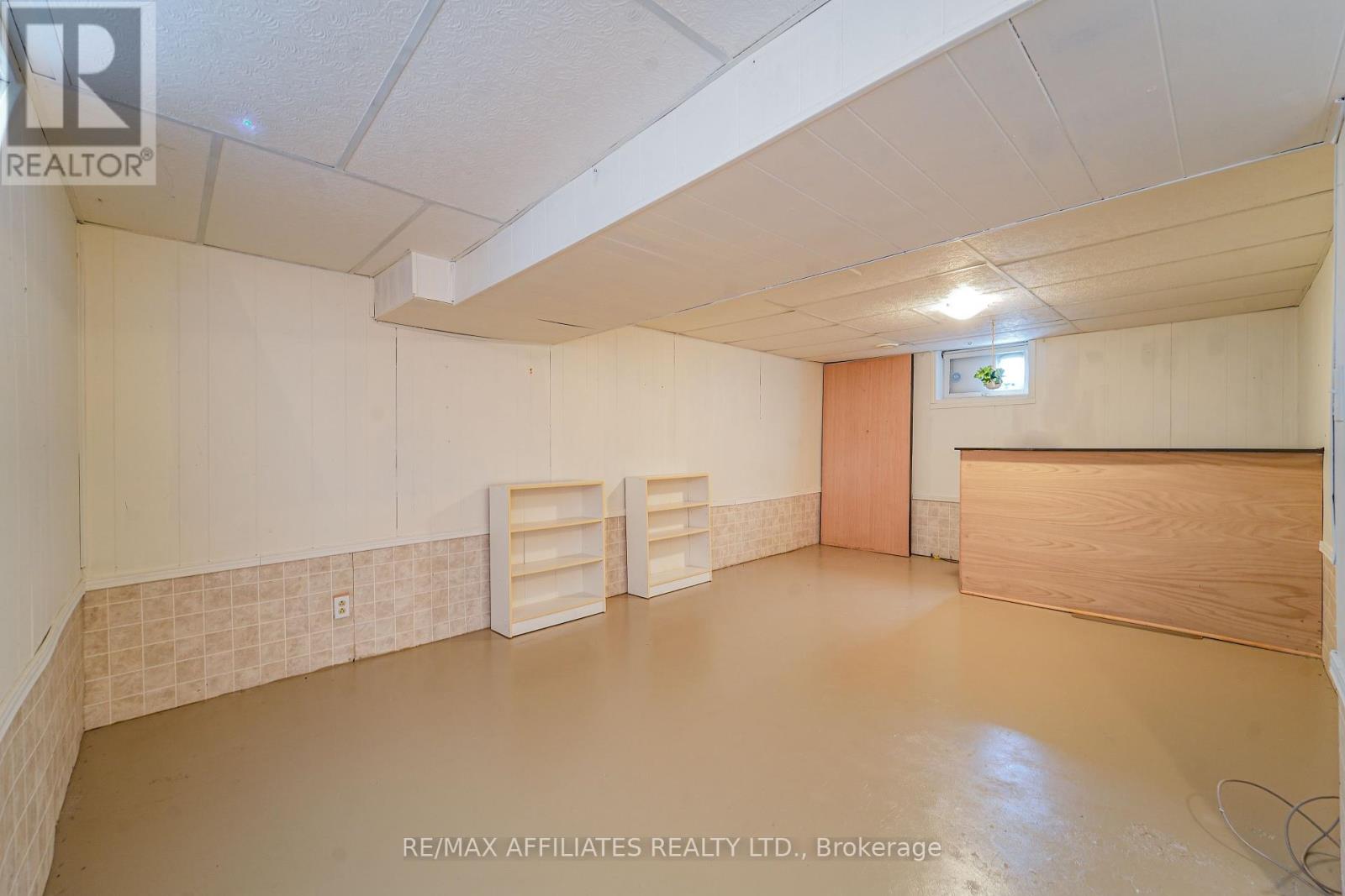 208 Old Colony Road E