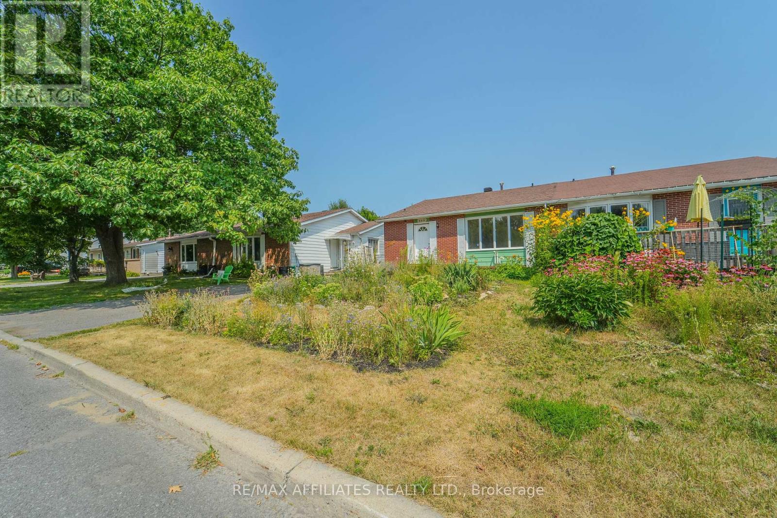 208 Old Colony Road E