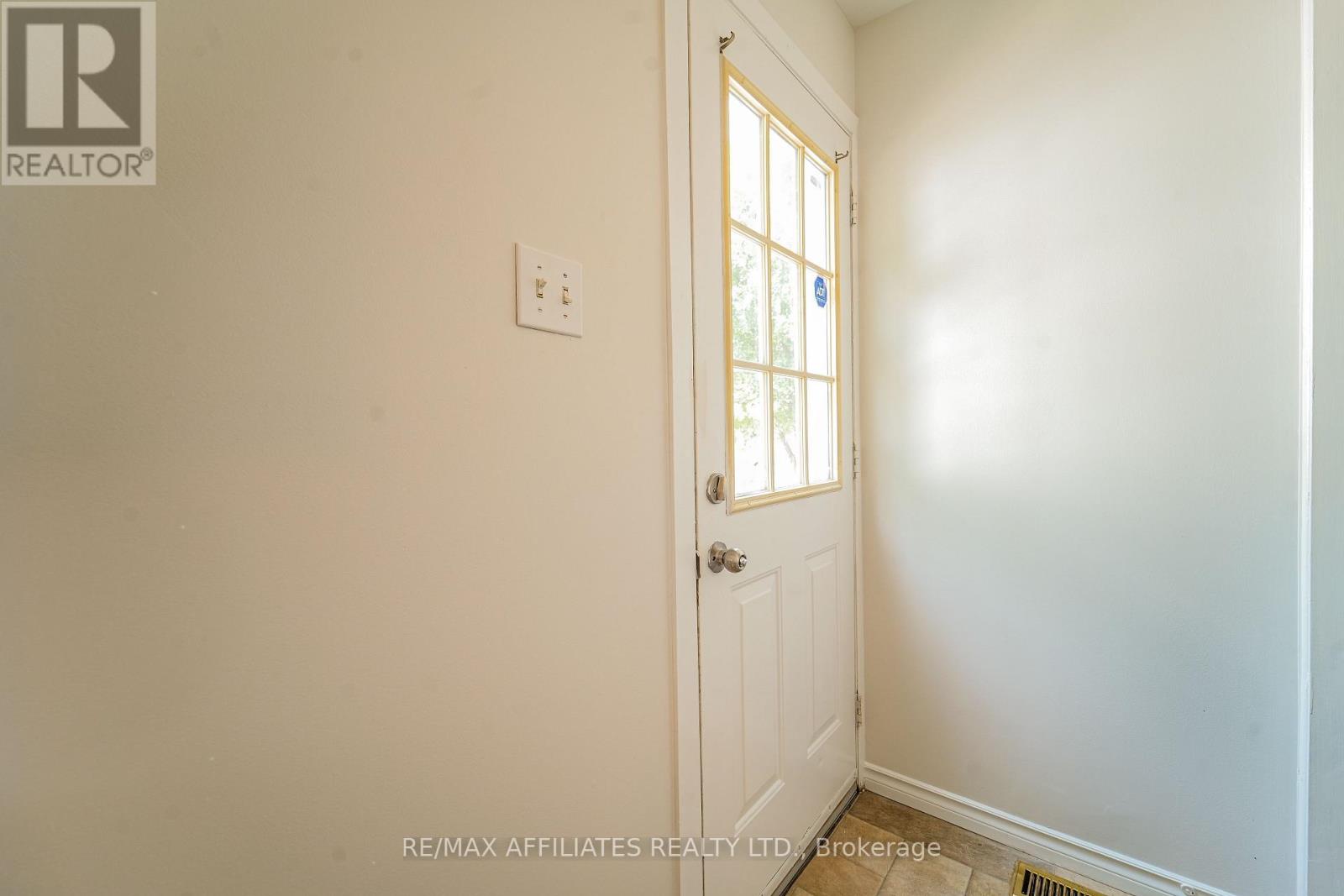 208 Old Colony Road E