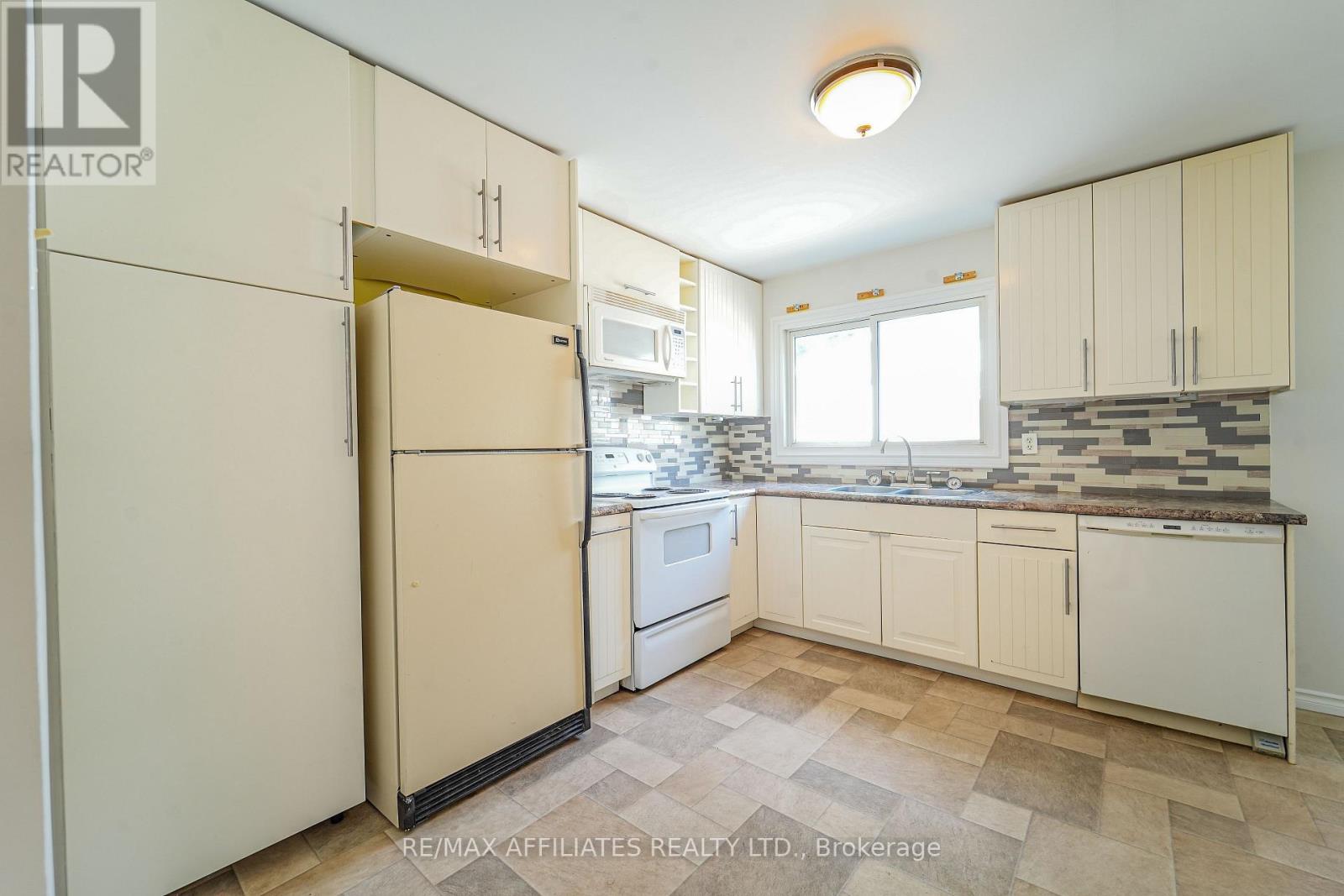 208 Old Colony Road E