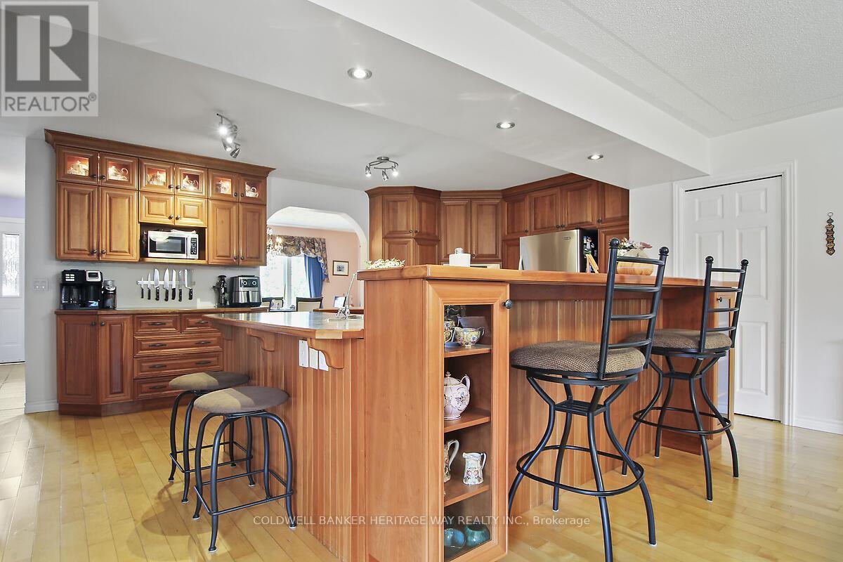 738 River Road N