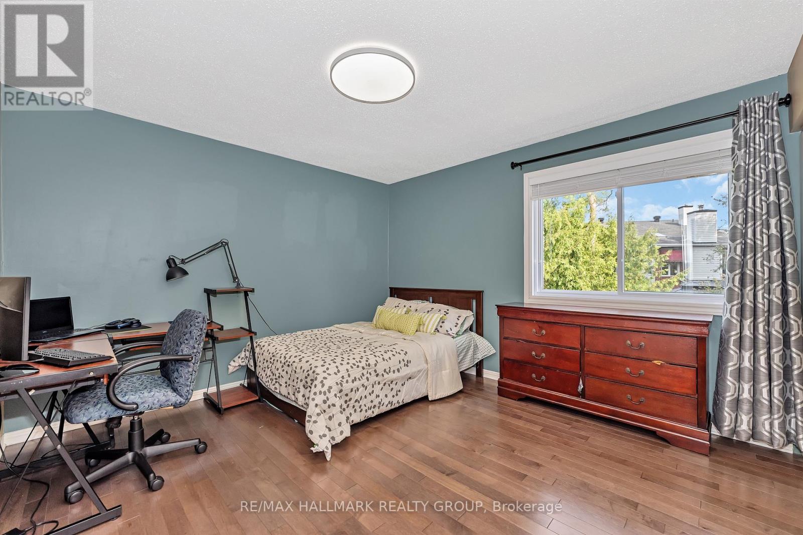 16 Hawley Crescent