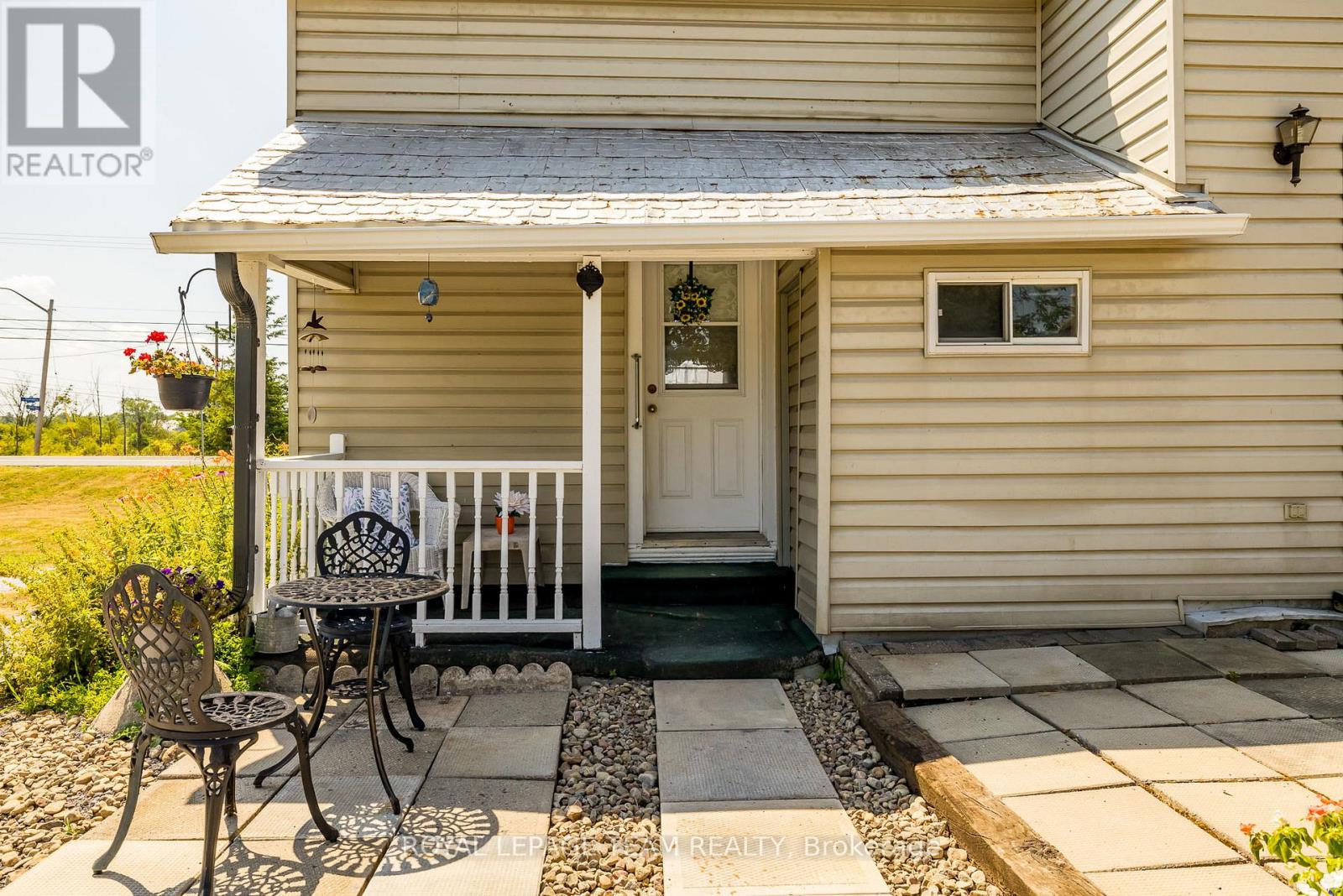 2106 Dunrobin Road