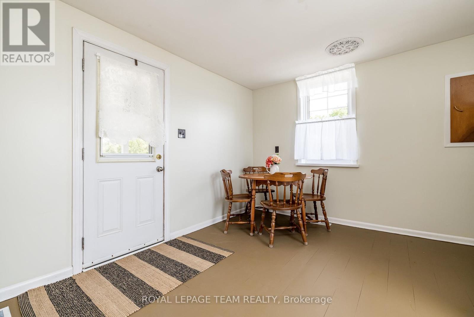 2106 Dunrobin Road
