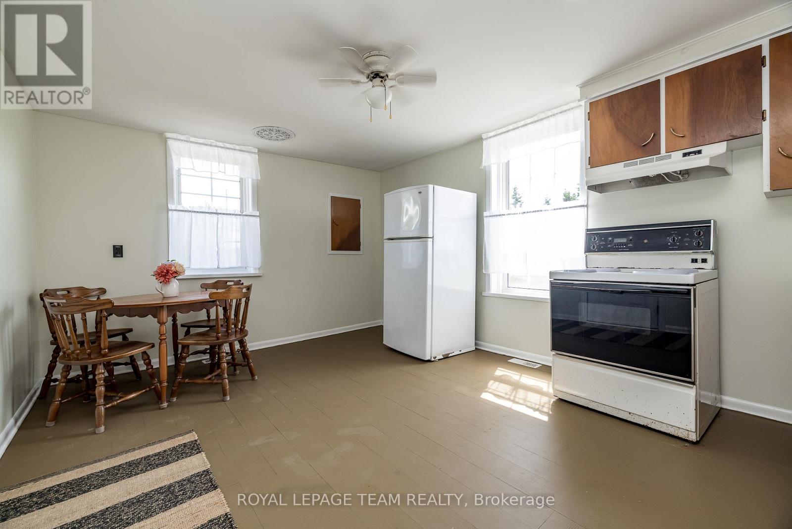 2106 Dunrobin Road