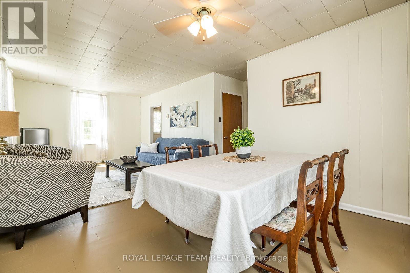 2106 Dunrobin Road
