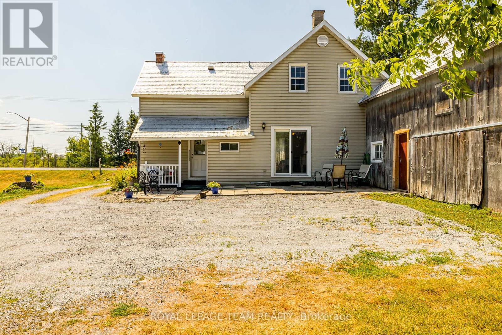 2106 Dunrobin Road