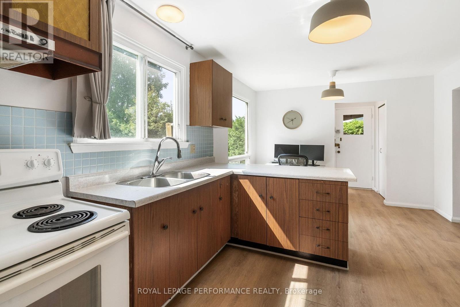 33 Woodview Crescent