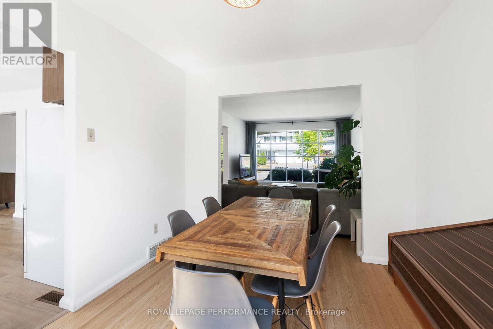 33 Woodview Crescent