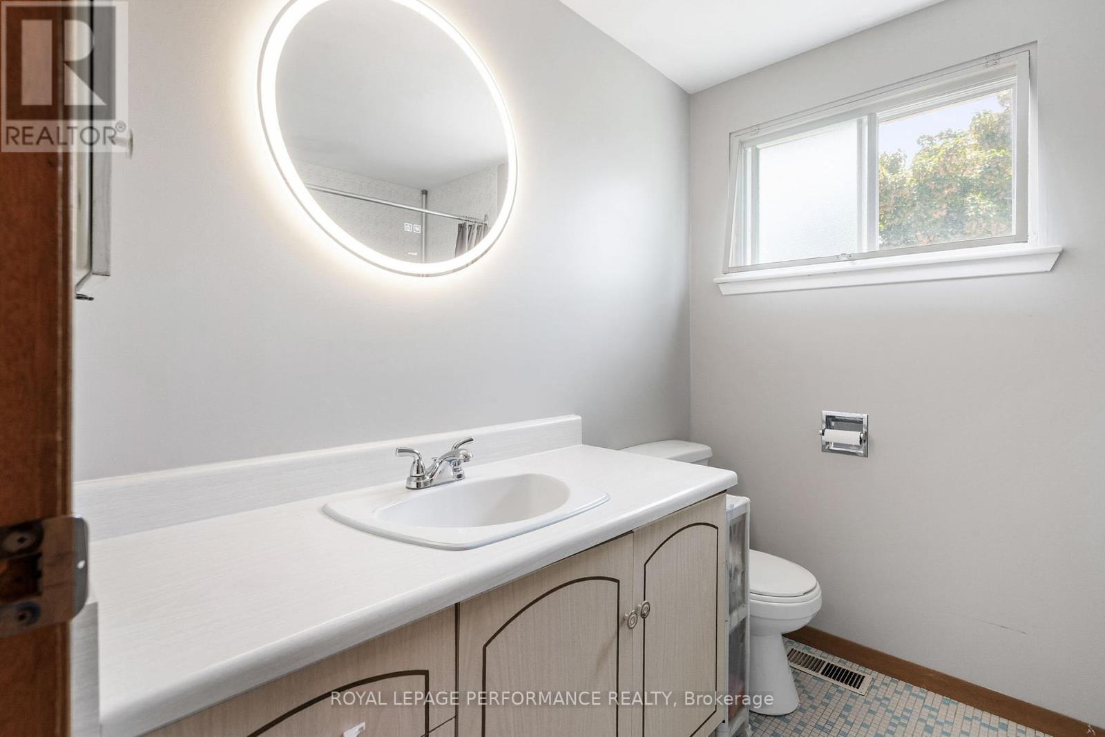33 Woodview Crescent