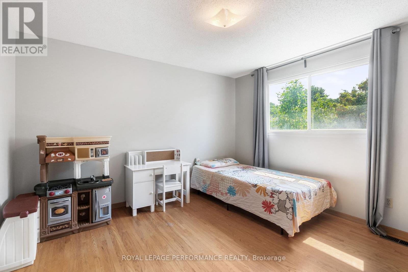 33 Woodview Crescent