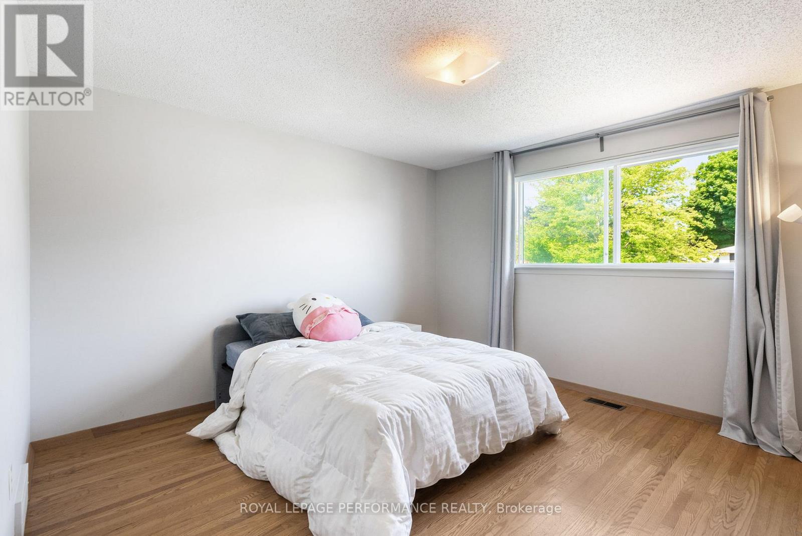 33 Woodview Crescent