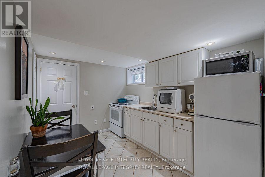 1695 Gage Crescent N