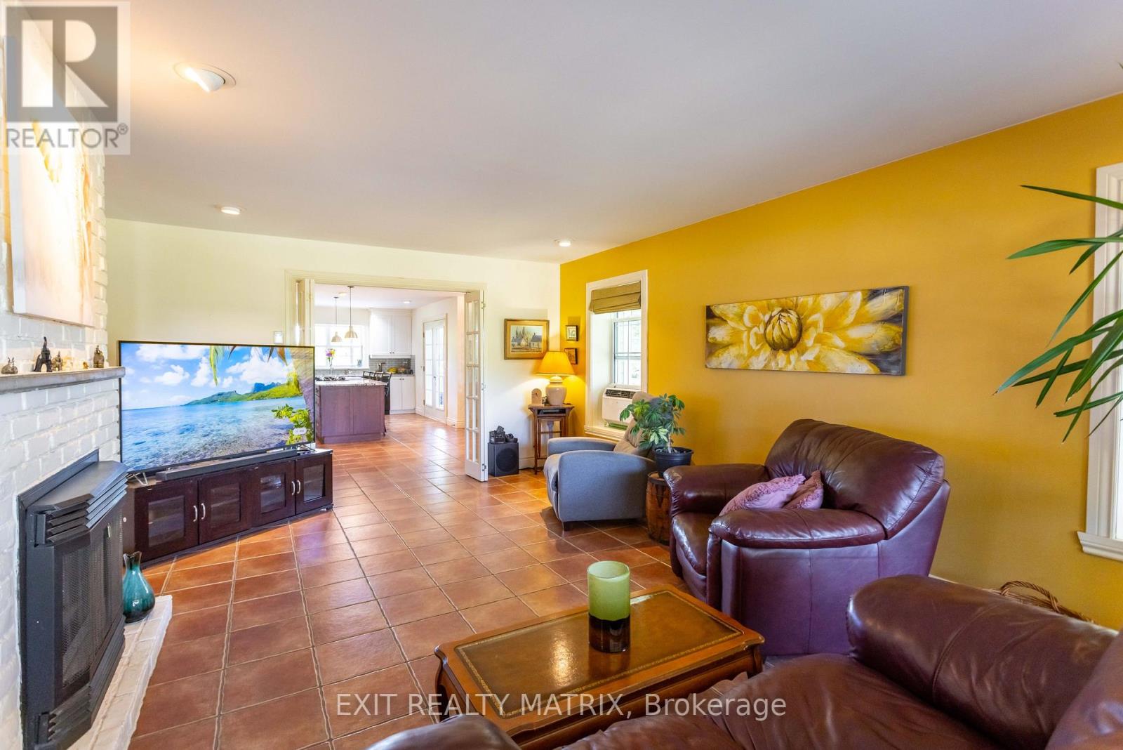 20306 Lochiel Street W
