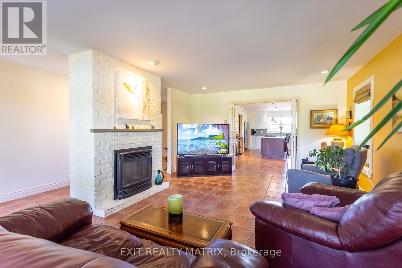 20306 Lochiel Street W