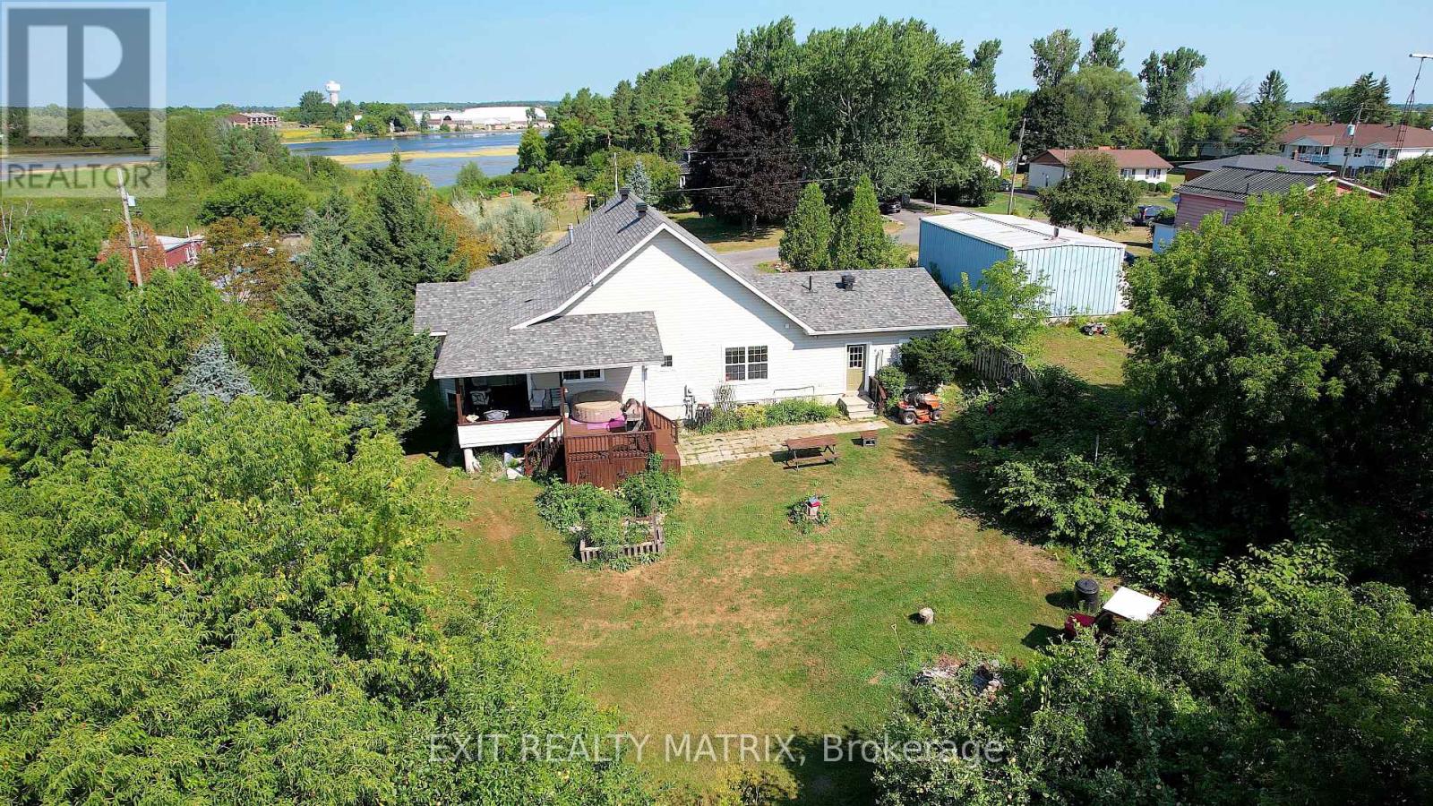 20306 Lochiel Street W