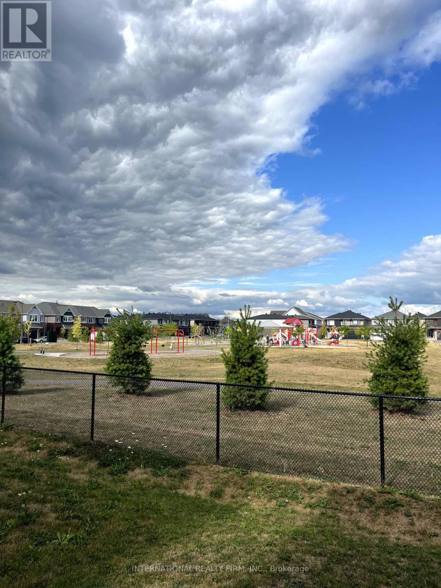 696 Moonflower Crescent