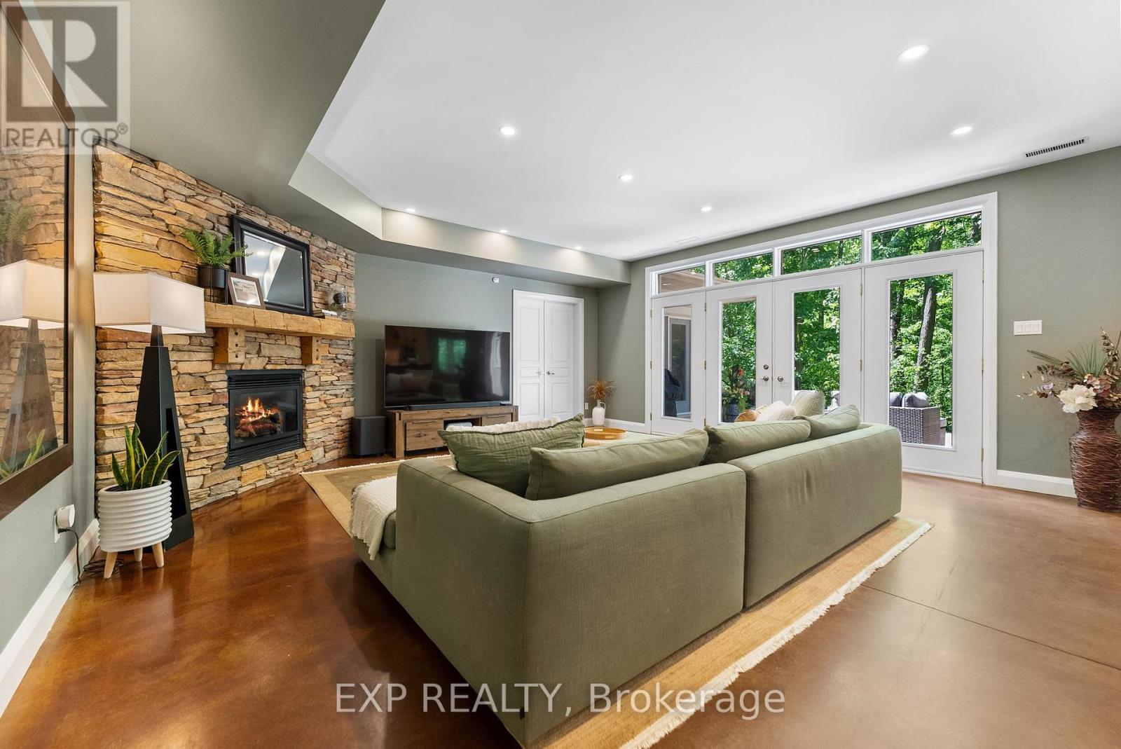5759 Queenscourt Crescent