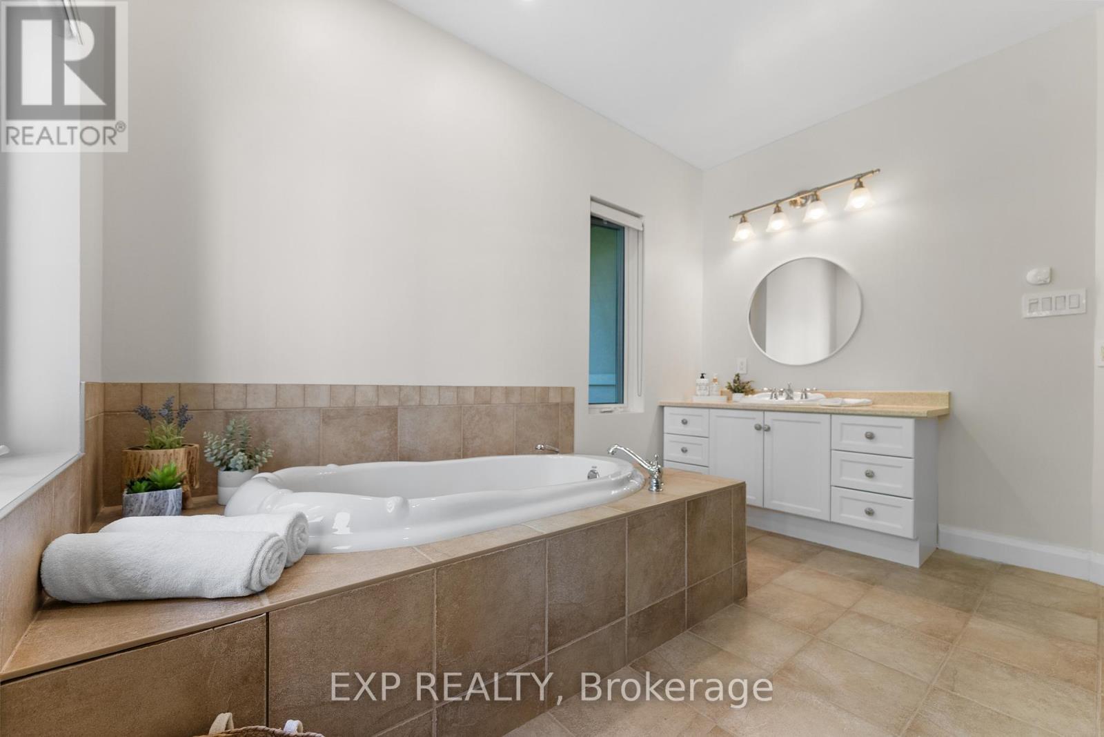 5759 Queenscourt Crescent