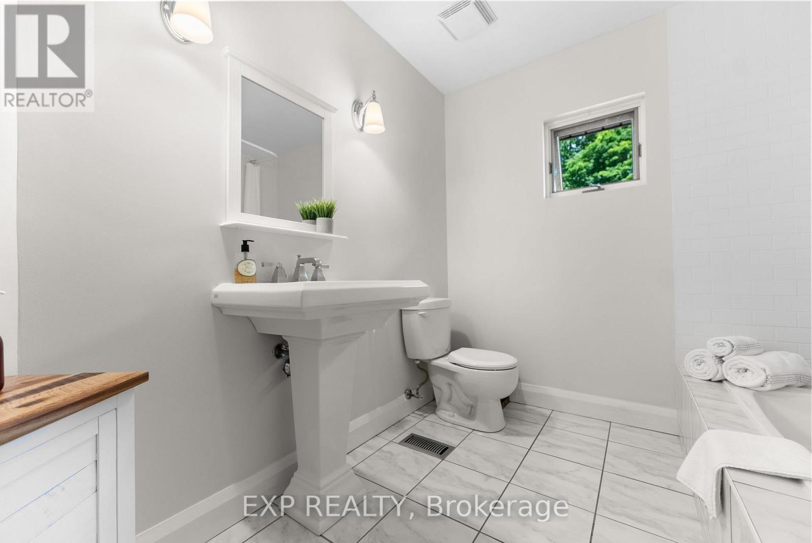 5759 Queenscourt Crescent