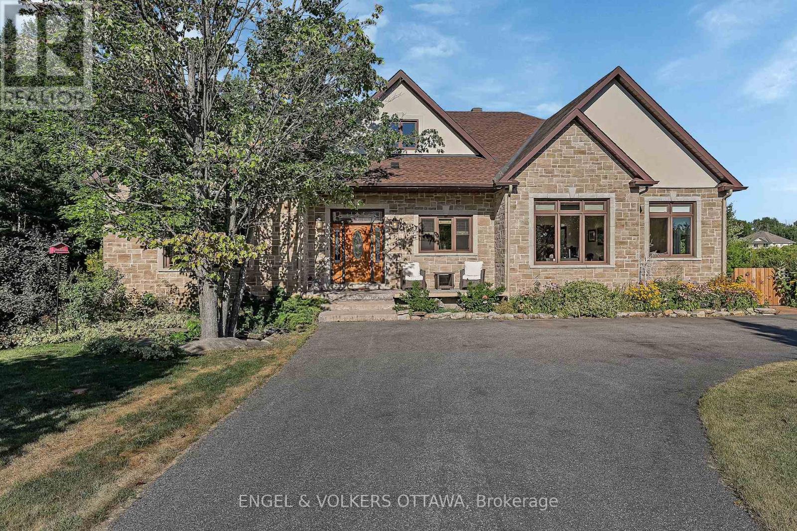 1836 Whitemarsh Crescent
