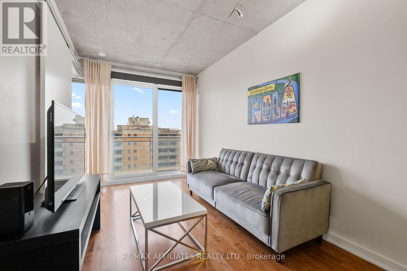 1201 - 324 Laurier Avenue W