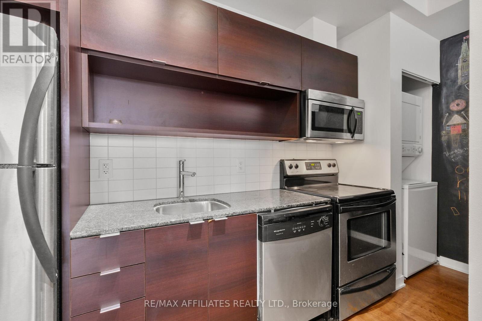 1201 - 324 Laurier Avenue W