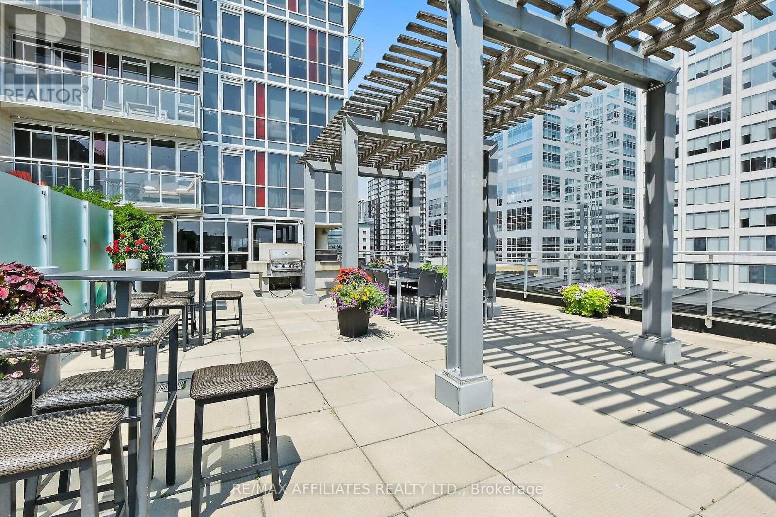 1201 - 324 Laurier Avenue W