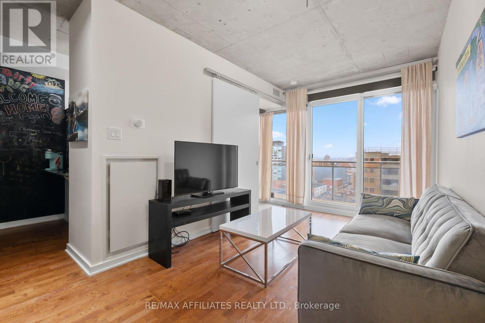 1201 - 324 Laurier Avenue W