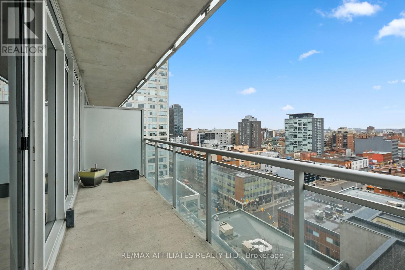 1201 - 324 Laurier Avenue W