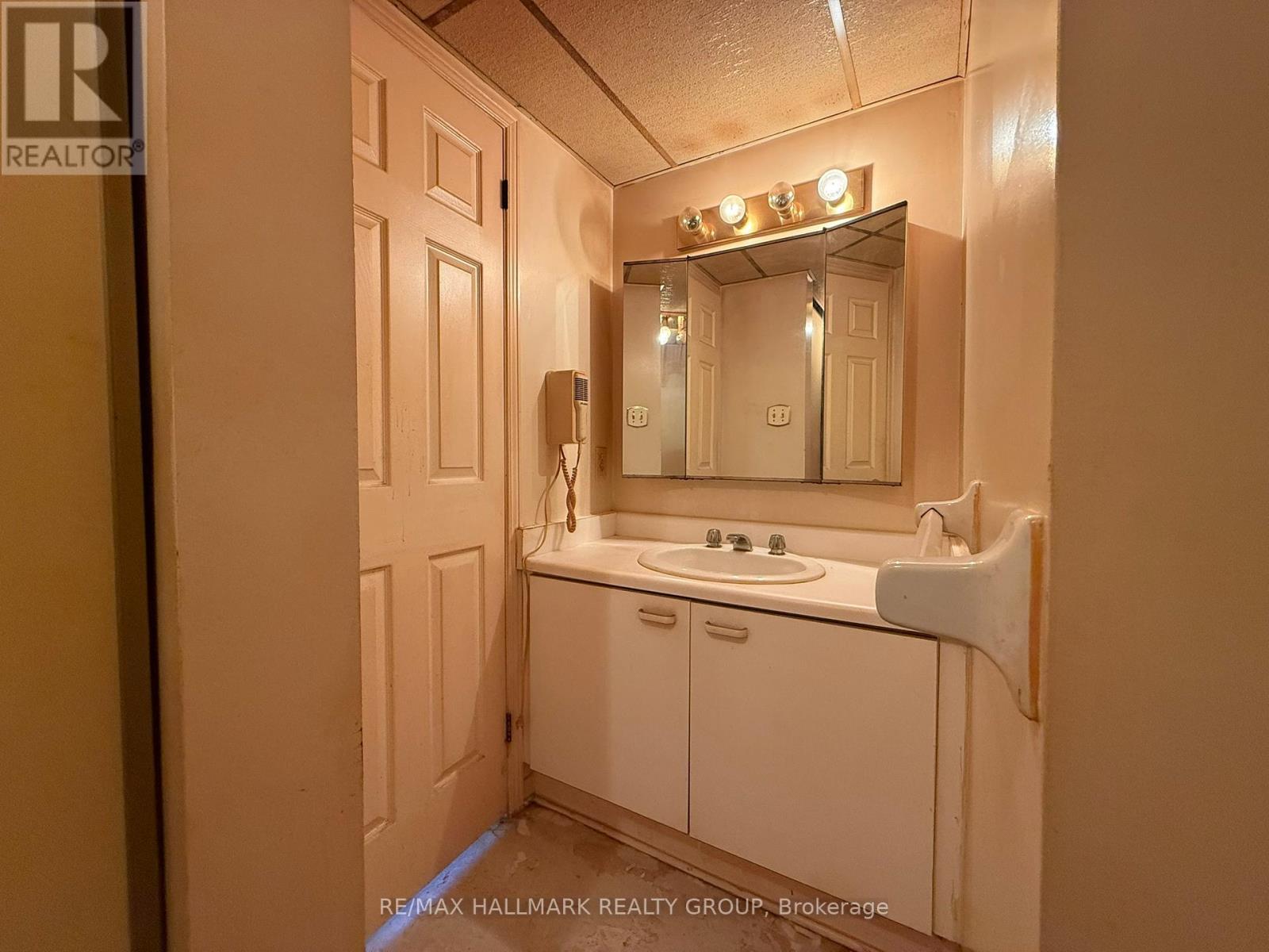 202 - 1490 Heron Road