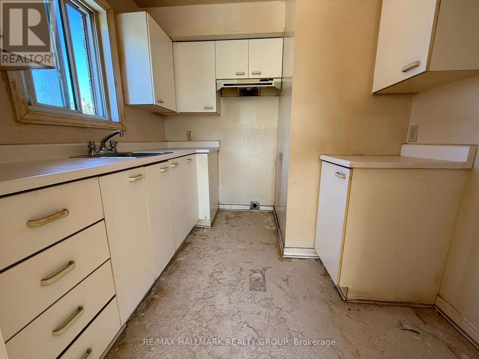 202 - 1490 Heron Road
