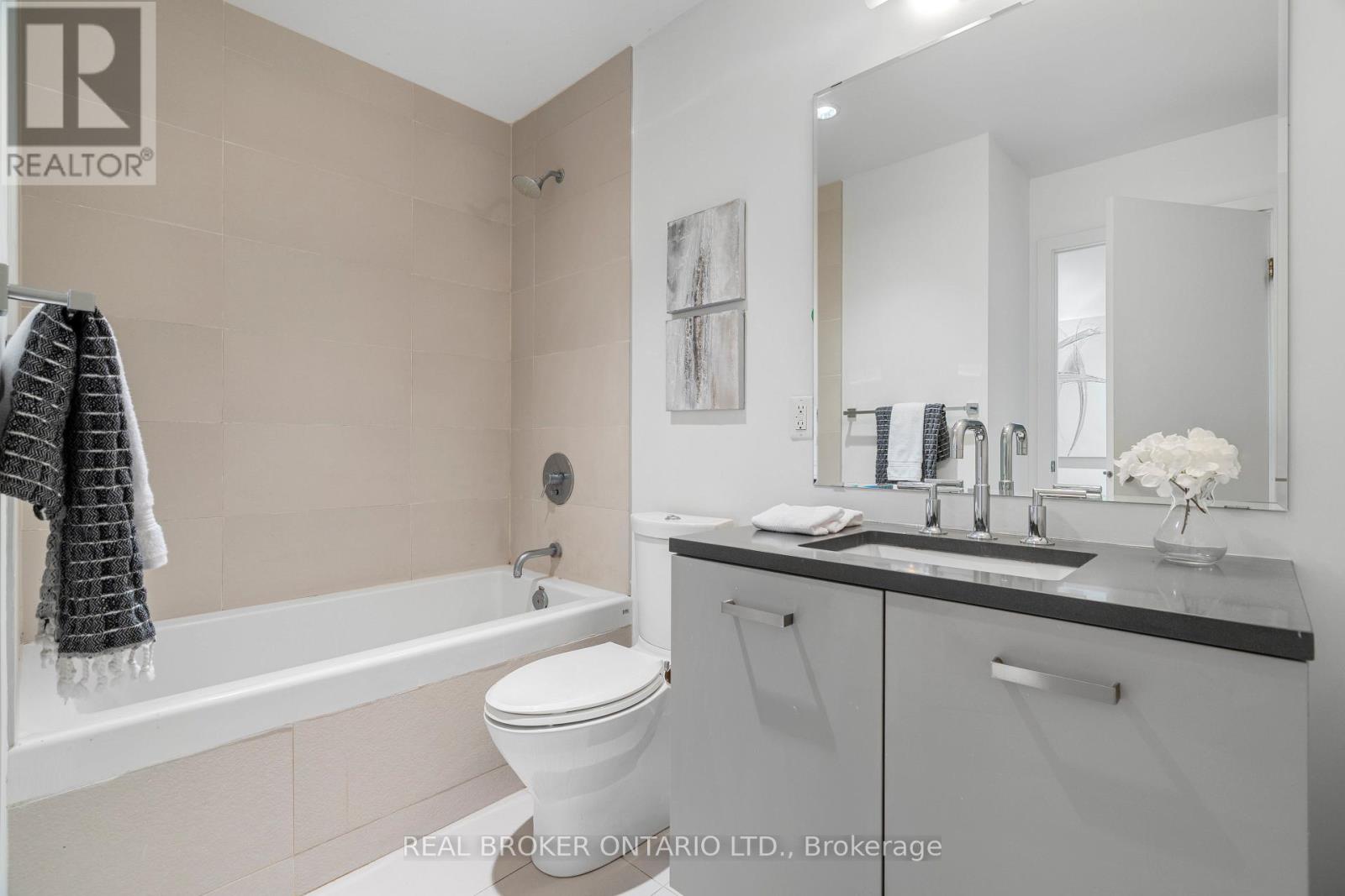 1208 - 224 Lyon Street N