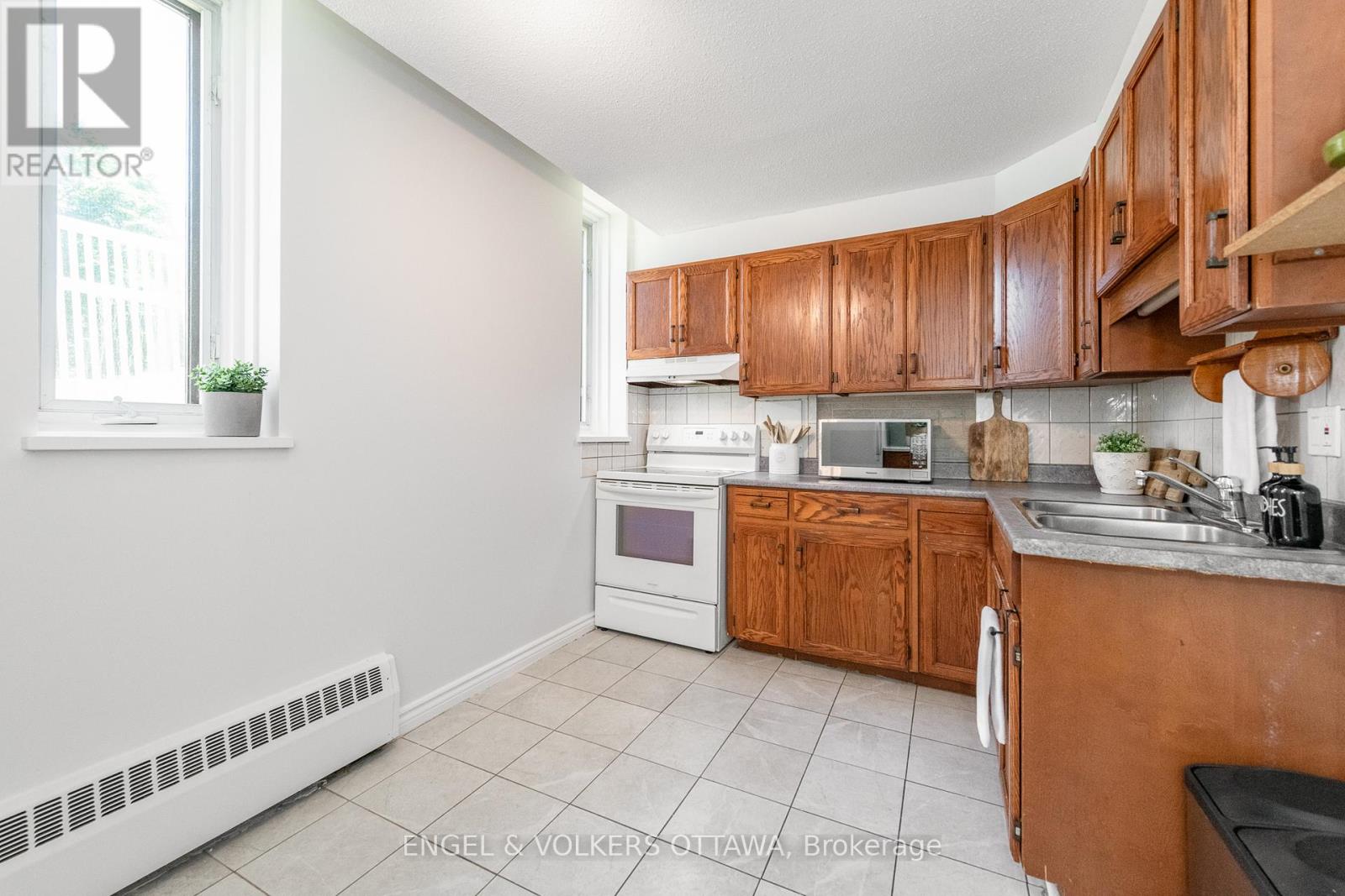 8 - 1356 Meadowlands Drive E