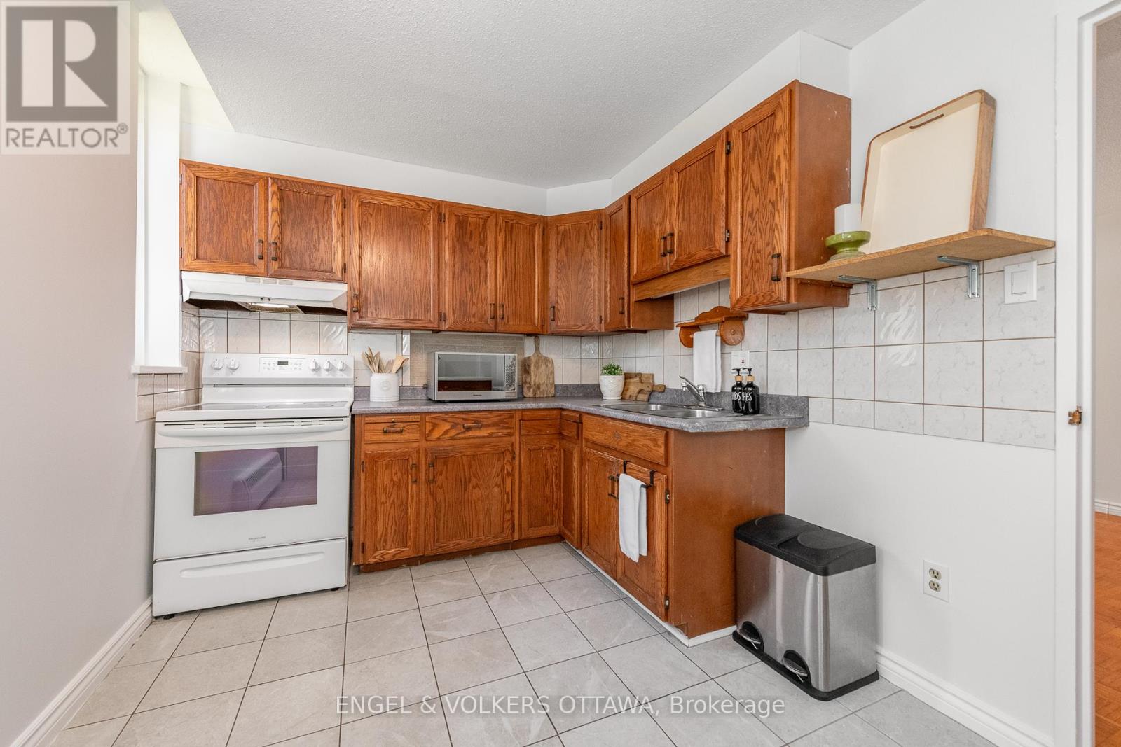 8 - 1356 Meadowlands Drive E
