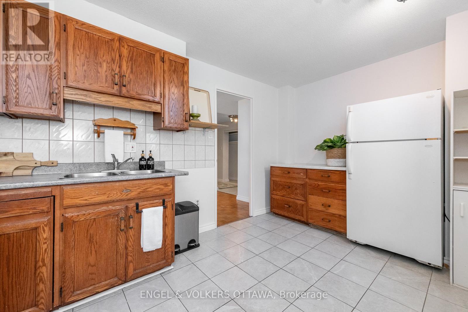 8 - 1356 Meadowlands Drive E