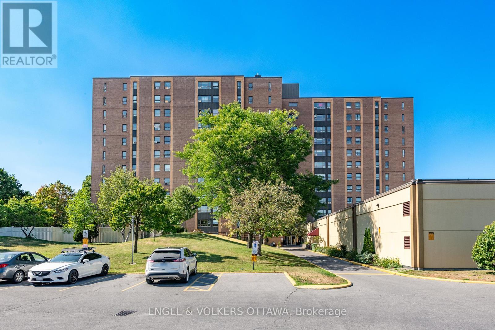 8 - 1356 Meadowlands Drive E