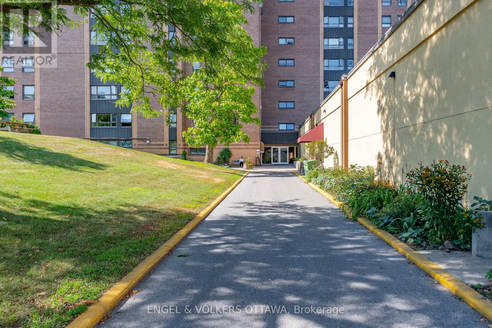 8 - 1356 Meadowlands Drive E