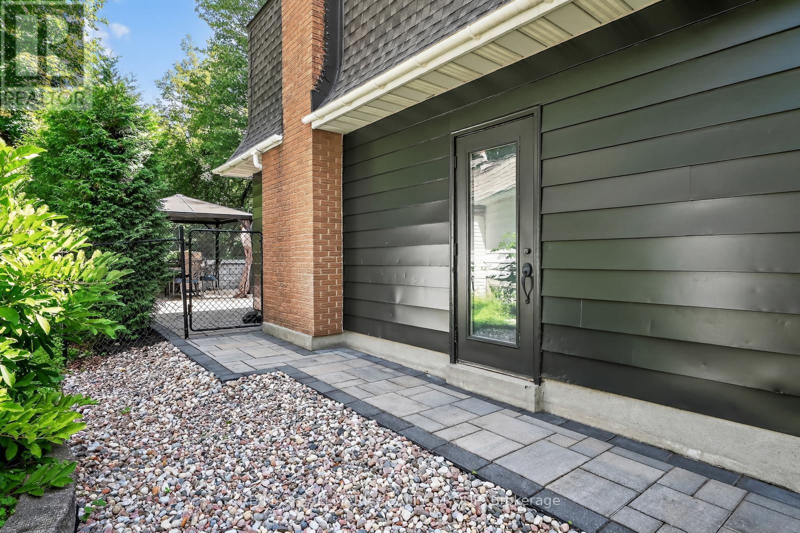 30 Oakhurst Crescent