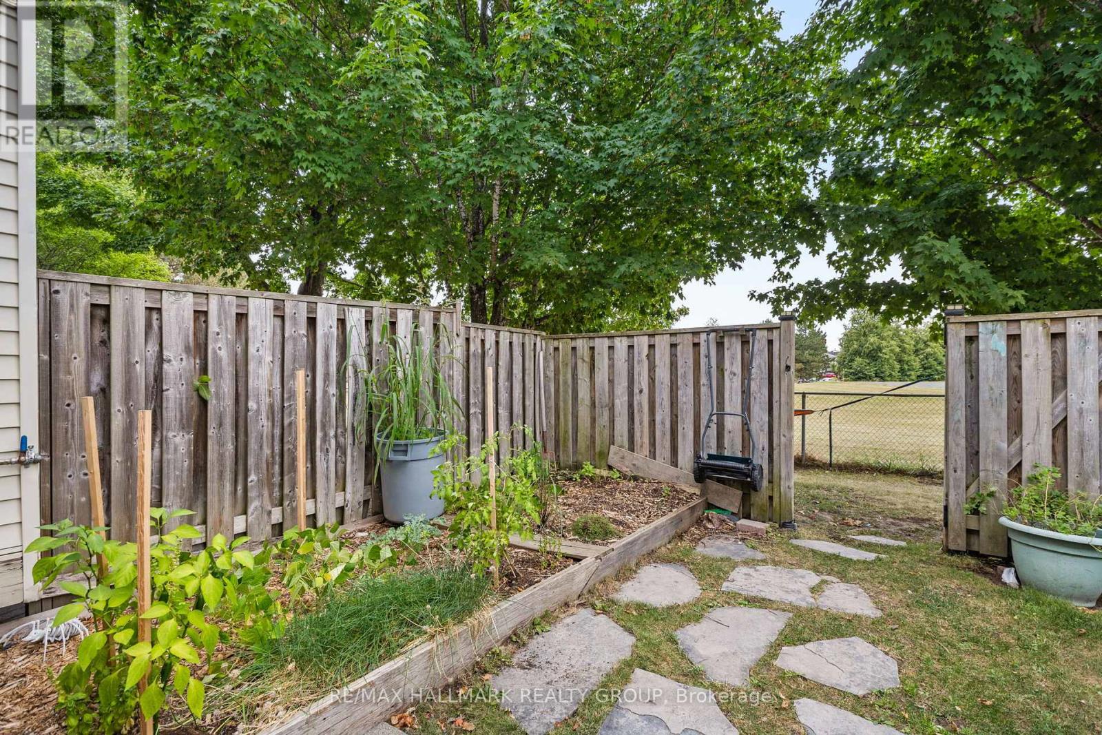 1598 Hoskins Crescent