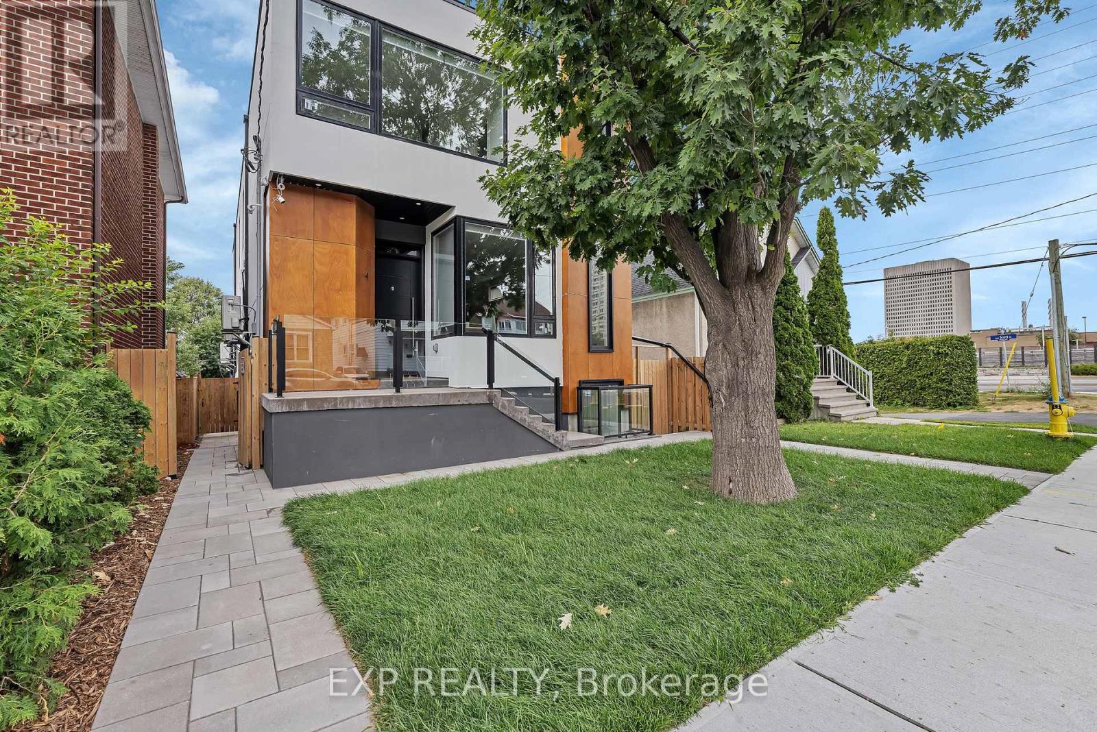 4a Huron Avenue N